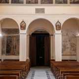 All�entrata incontriamo delle tracce quattrocentesche: si tratta di due affreschi di cui uno raffigura la Vergine e il Cristo crocifisso